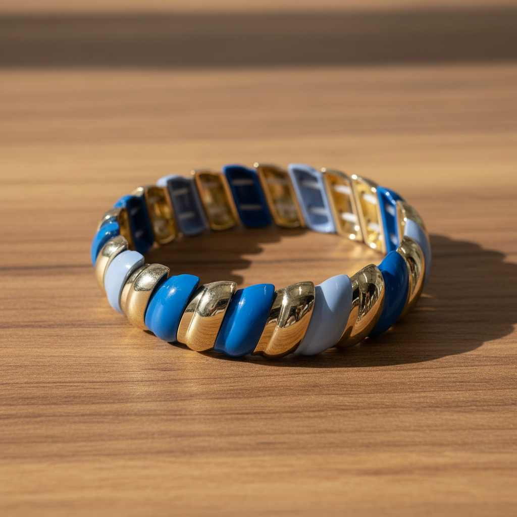 Bracelet bleu et doré Thalassa porté au poignet