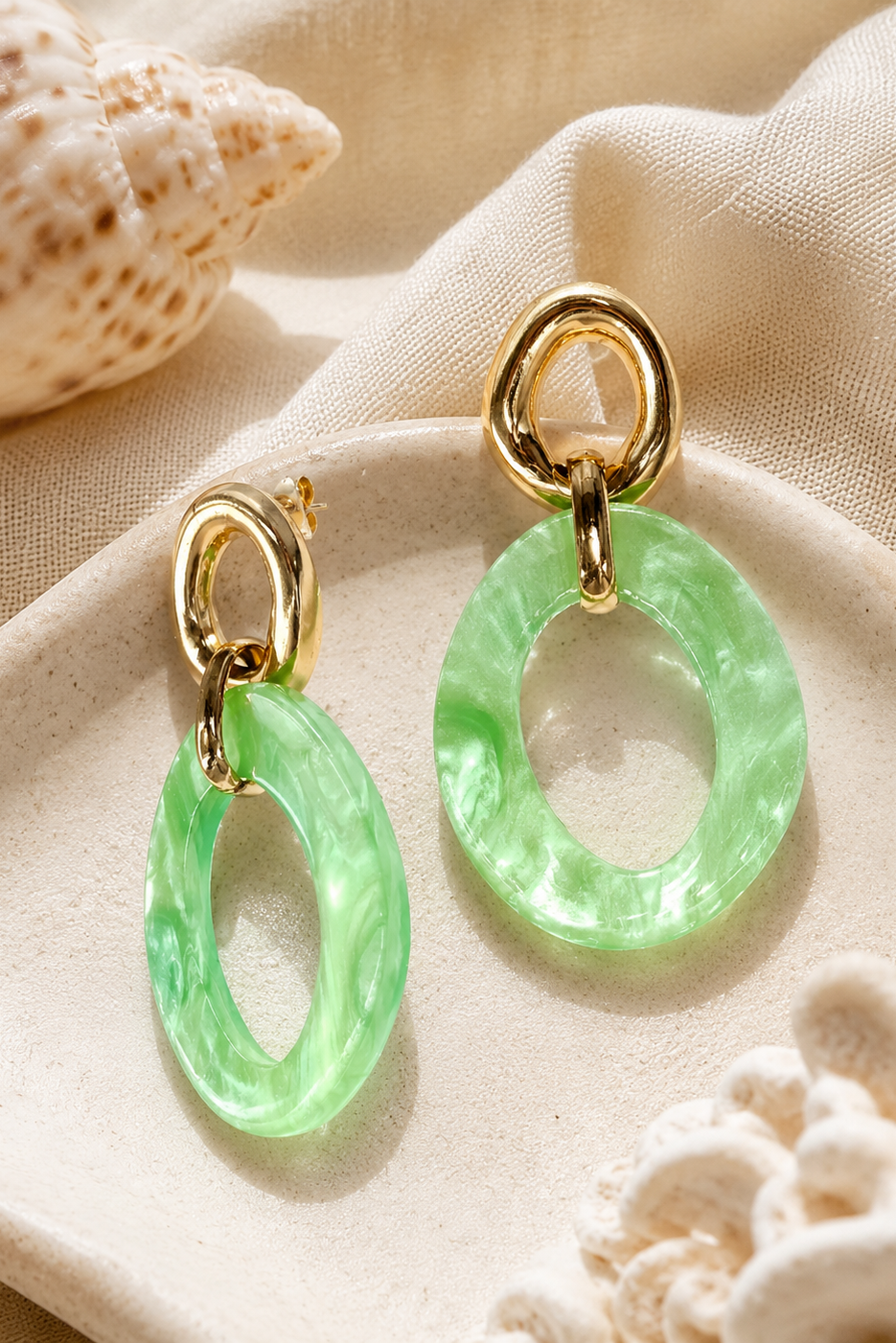 Boucles d’oreilles pendantes Daphné dorées avec pendentif ovale vert marbré
