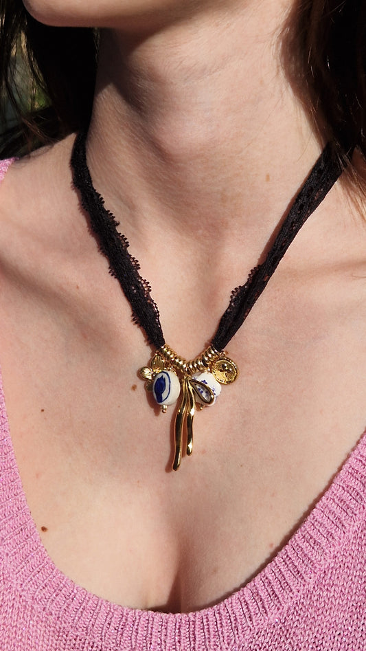Collier Choker – Dentelle Noire & Perles de Porcelaine
