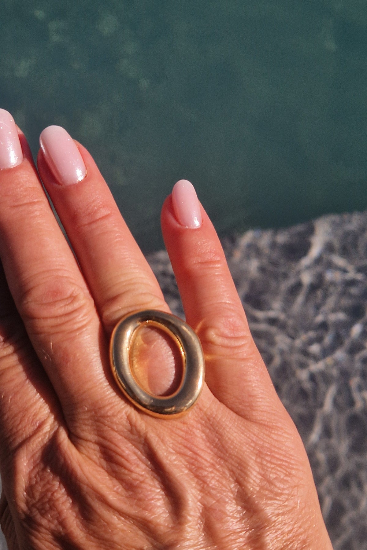 Bague Gaïa ovale dorée réglable en acier inoxydable 316L