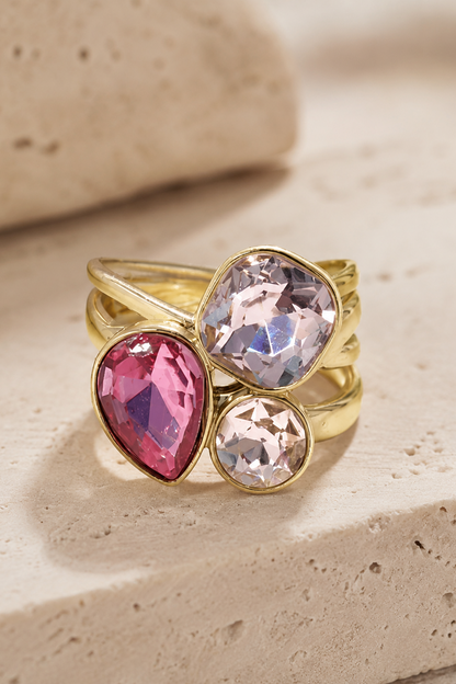 Bague dorée Iris avec pierres roses et transparentes facettées.