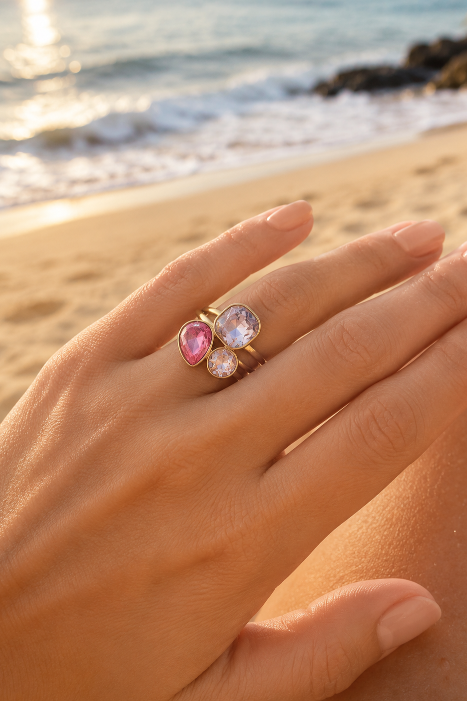 Bague dorée Iris avec pierres roses et transparentes facettées.