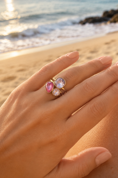 Bague dorée Iris avec pierres roses et transparentes facettées.
