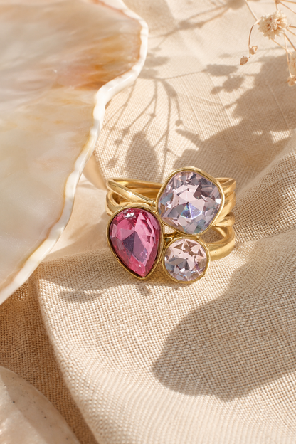 Bague dorée Iris avec pierres roses et transparentes facettées.