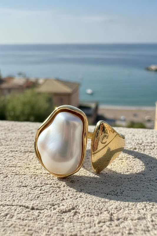 Bague dorée nacrée Séléné avec design ouvert et détail effet perle.