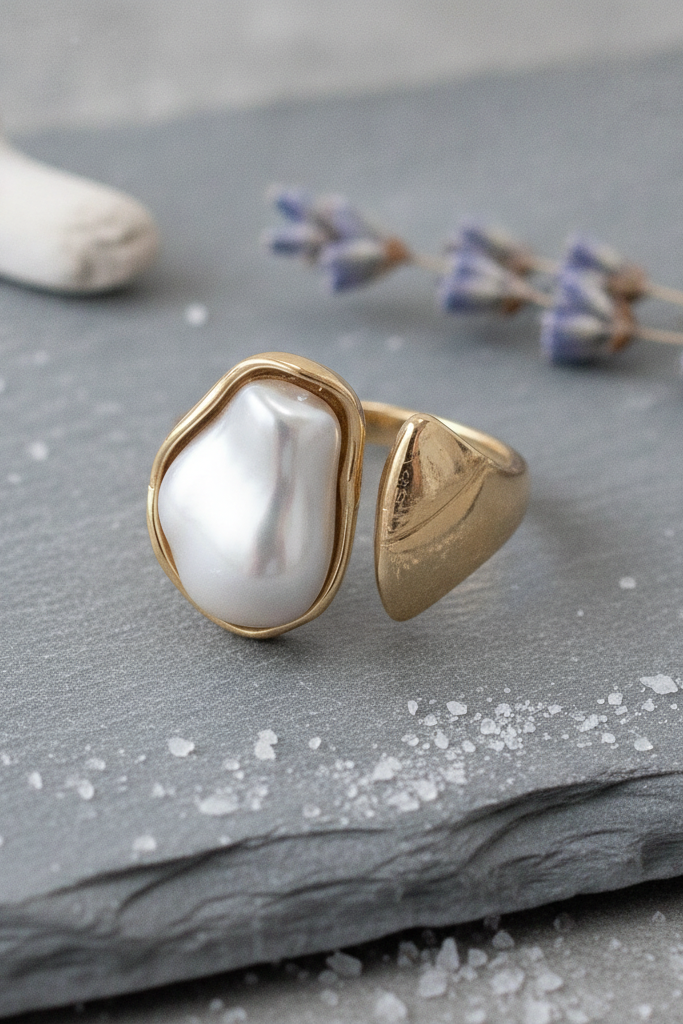 Bague dorée nacrée Séléné avec design ouvert et détail effet perle.