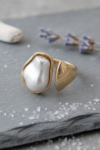 Bague dorée nacrée Séléné avec design ouvert et détail effet perle.