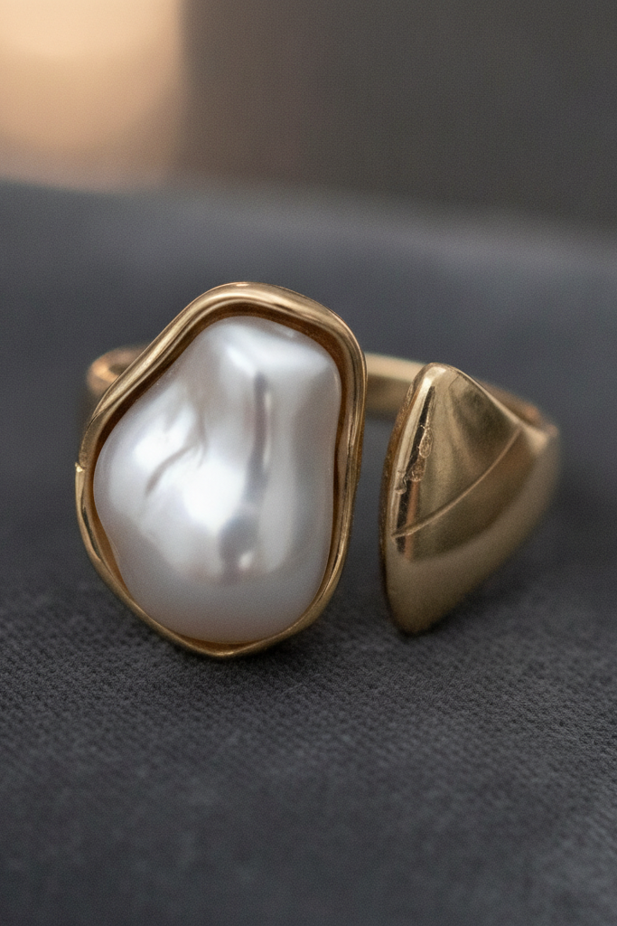 Bague dorée nacrée Séléné avec design ouvert et détail effet perle.