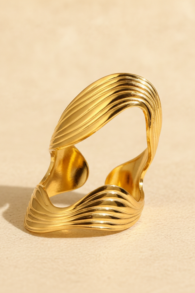 Bague dorée ondulée Ondine avec design ouvert et lignes sculptées.