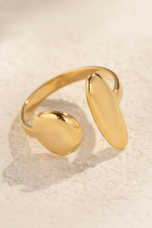 Bague petit doigt dorée Naïa avec design ouvert et détails arrondis.