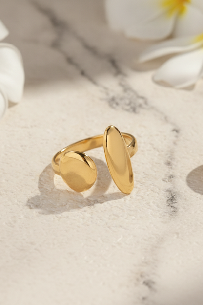 Bague petit doigt dorée Naïa avec design ouvert et détails arrondis.