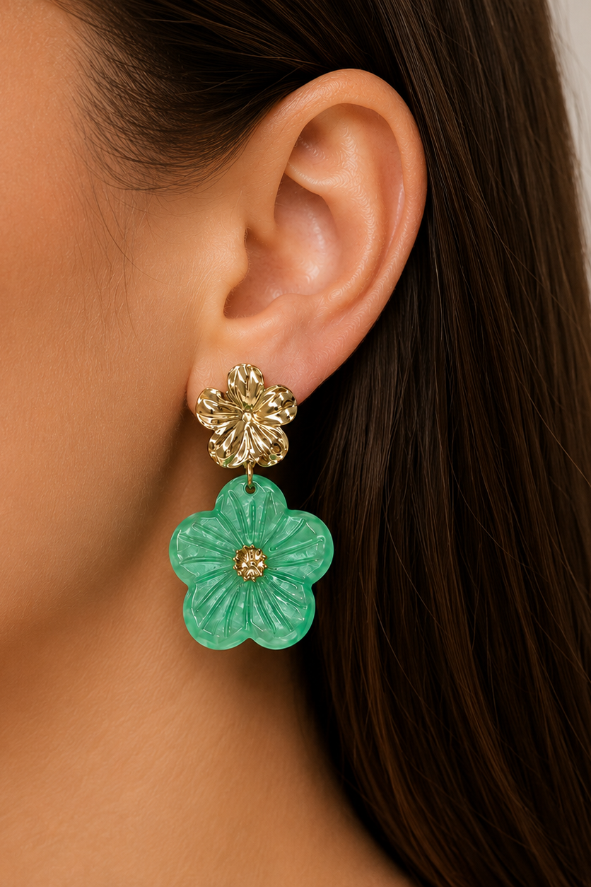 Boucles Daphné dorées avec fleurs vert d'eau en résine