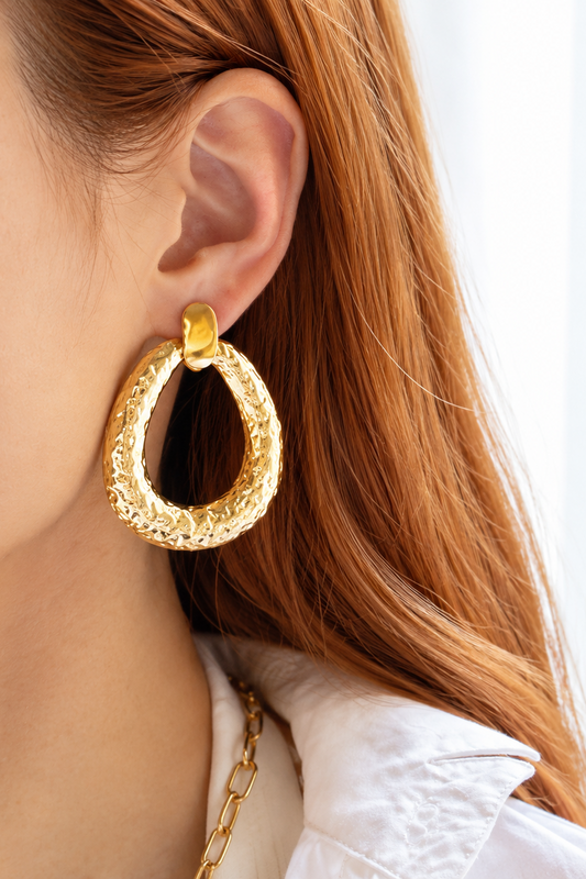 Boucles Héra dorées à effet martelé en acier inoxydable