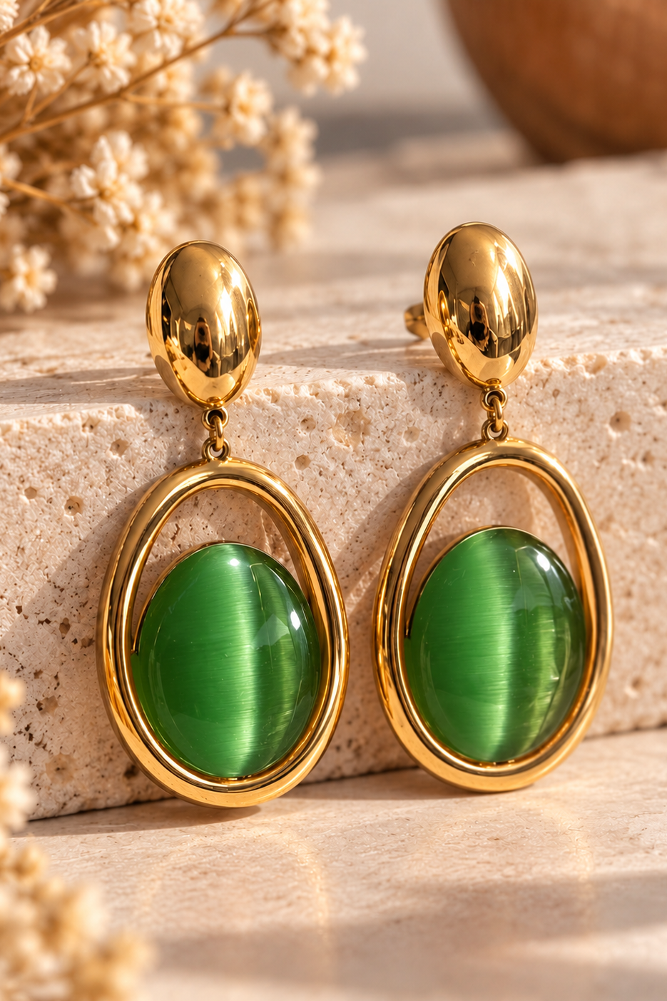 Boucles d'oreilles dorées et orange AMBRELIA portées, modèle pendant ovale