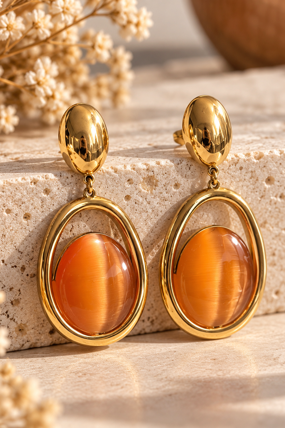 Boucles d'oreilles pendantes AMBRELIA dorées avec anneaux ovales et cabochons orange ambré