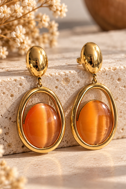 Boucles d'oreilles pendantes AMBRELIA dorées avec anneaux ovales et cabochons orange ambré