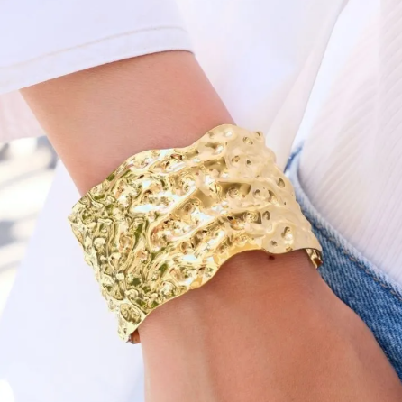 Bracelet Athéna en acier inoxydable doré au design martelé