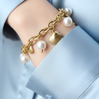 Bracelet Ondina doré avec perles blanches et breloques coquillages