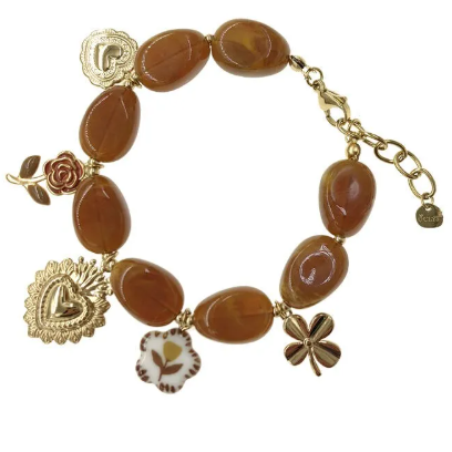 Bracelet Perséphone doré avec pierres marron et breloques décoratives.