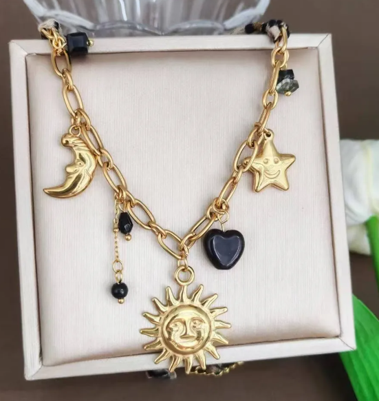 Collier doré Séléné pendentifs soleil lune étoile porté au cou