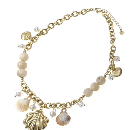 Collier Leucothéa coquillages doré porté au cou