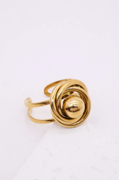 Bague Ariane dorée en acier inoxydable avec design entrelacé façon nœud.