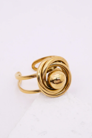 Bague dorée Ariane en acier inoxydable avec motif entrelacé et sphère centrale.