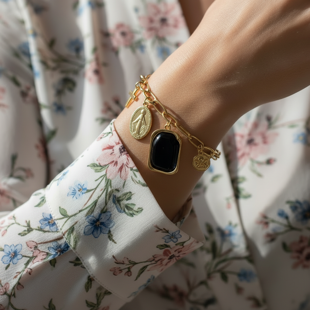 Détail du bracelet Nyx, chaîne dorée et pendentif noir