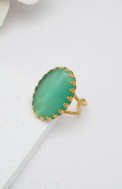 Détail de la bague Héméra, pierre ovale verte nacrée