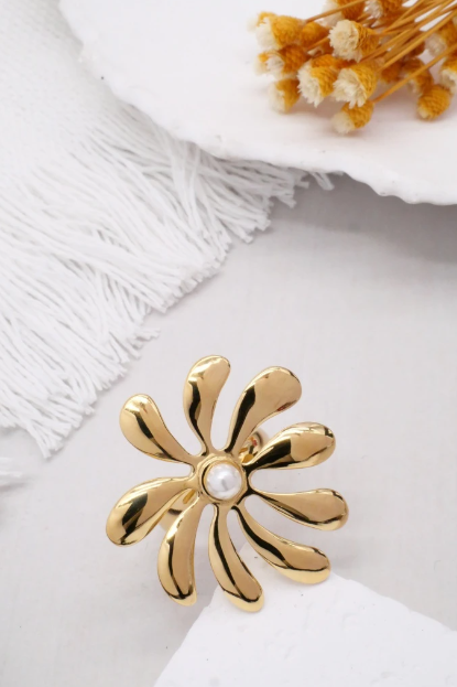Bague fleur dorée Anthéia en acier inoxydable avec perle centrale vue de côté.