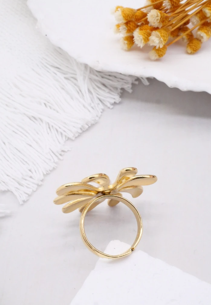 Bague fleur dorée Anthéia en acier inoxydable avec perle centrale vue de côté.