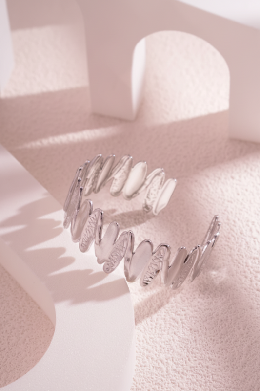 Bracelet Argyra argenté en acier inoxydable 316L avec maillons ovales texturés.