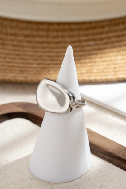 Bague argentée Léda en acier inoxydable avec plateau rectangulaire arrondi et anneau ajustable.
