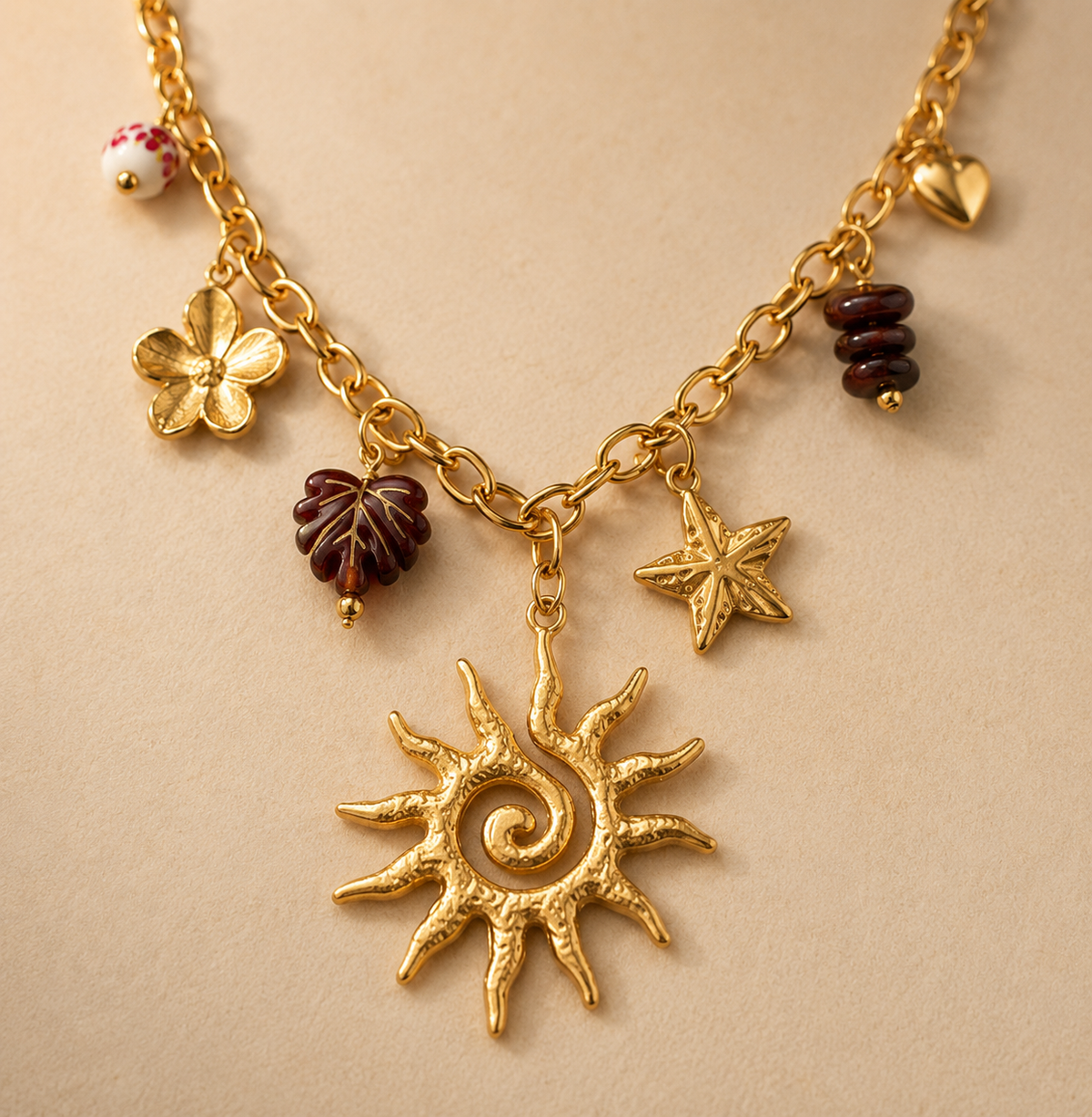 Collier doré Hélios pendentif soleil porté au cou