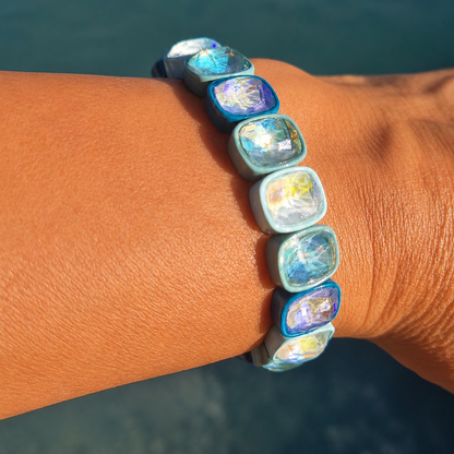 Bracelet Calypso bleu turquoise perles nacrées porté au poignet