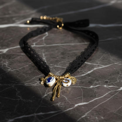 Collier Choker dentelle noire perles de porcelaine porté au cou