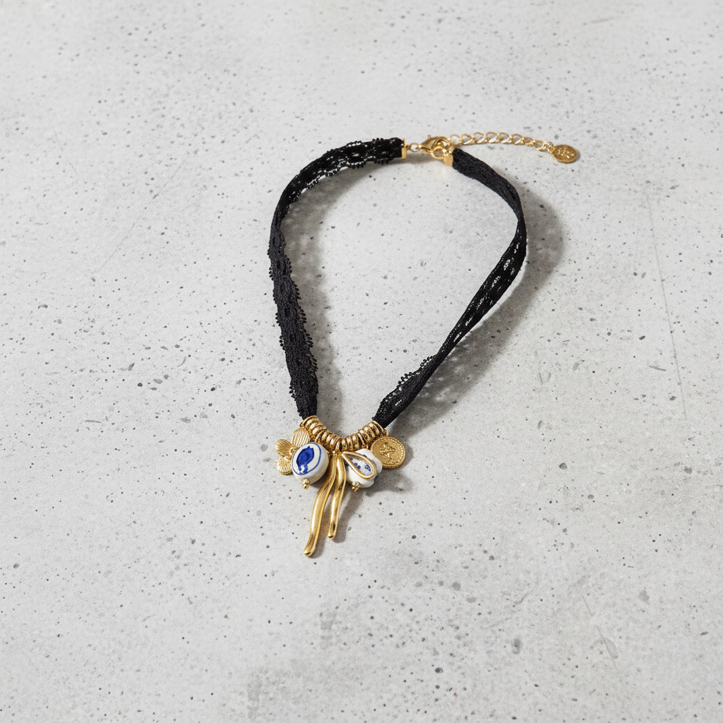 Collier Choker – Dentelle Noire & Perles de Porcelaine