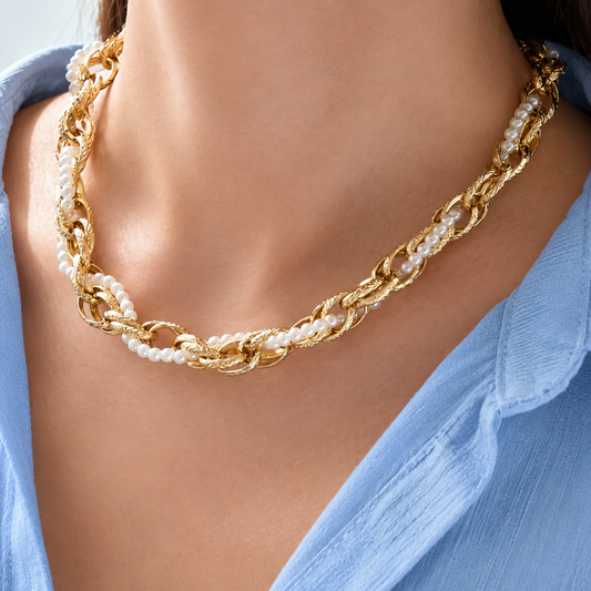 Collier Harmonie doré avec perles blanches et maillons entrelacés