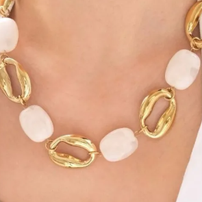 Collier Hestia en acier inoxydable doré avec pierres blanches