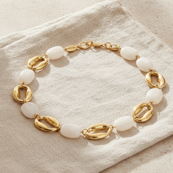 Collier doré Hestia avec pierres blanches et maillons modernes en acier inoxydable.