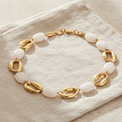 Collier doré Hestia avec pierres blanches et maillons modernes en acier inoxydable.