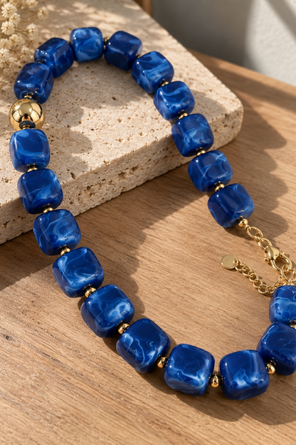 Collier ras du cou AZURA en résine bleu marbré avec grosses perles carrées et détails dorés