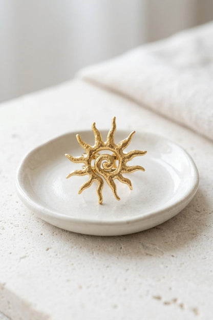 Bague Hélios dorée en acier inoxydable avec soleil et spirale centrale
