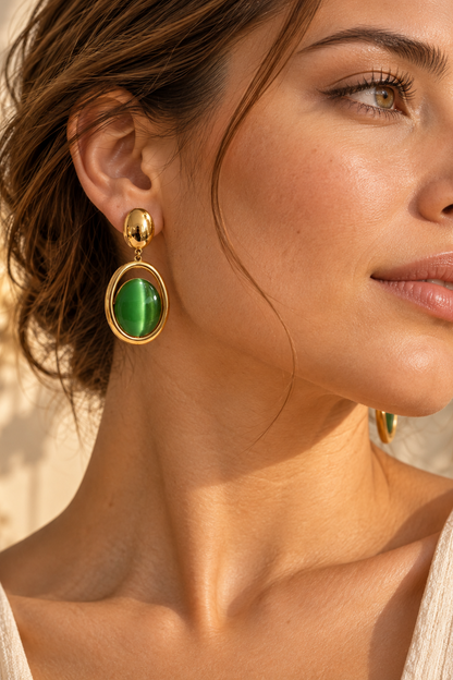 Boucles d'oreilles dorées et orange AMBRELIA portées, modèle pendant ovale