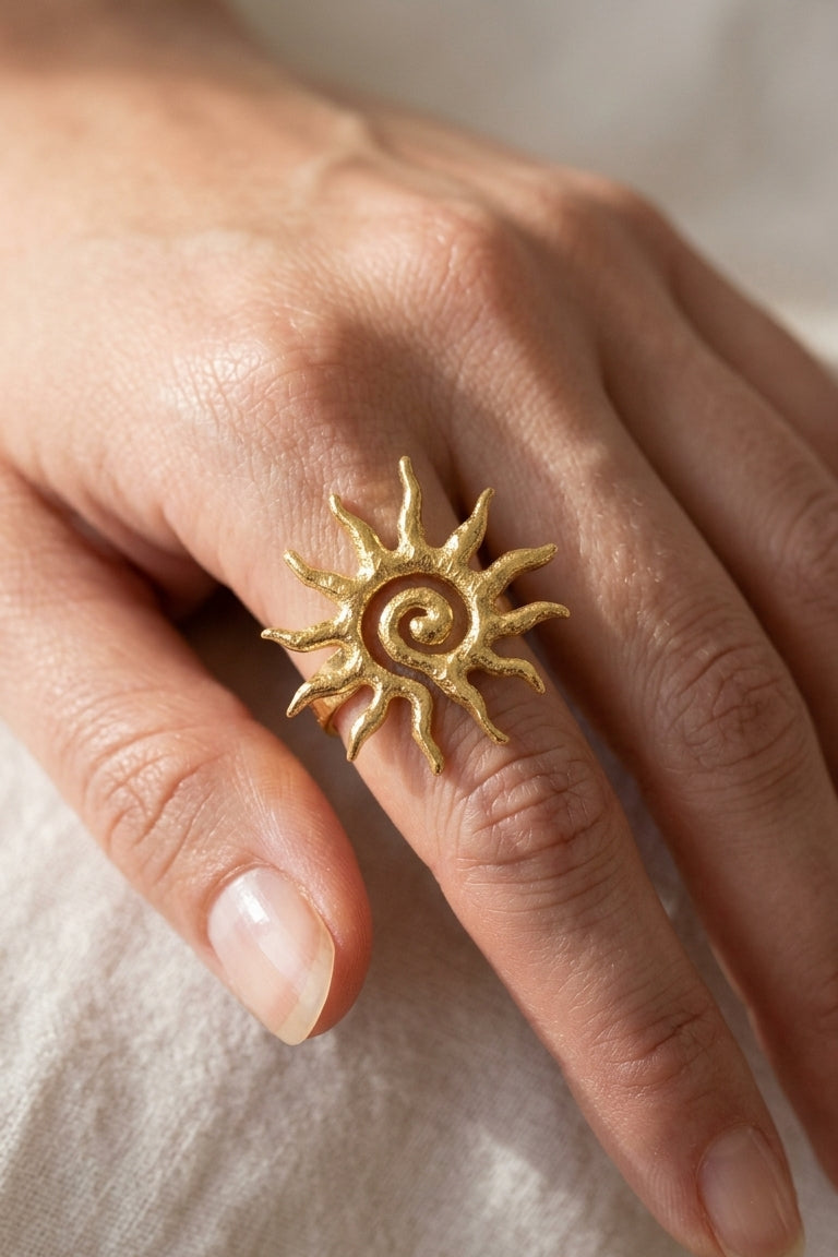 Bague Hélios dorée en acier inoxydable avec soleil et spirale centrale