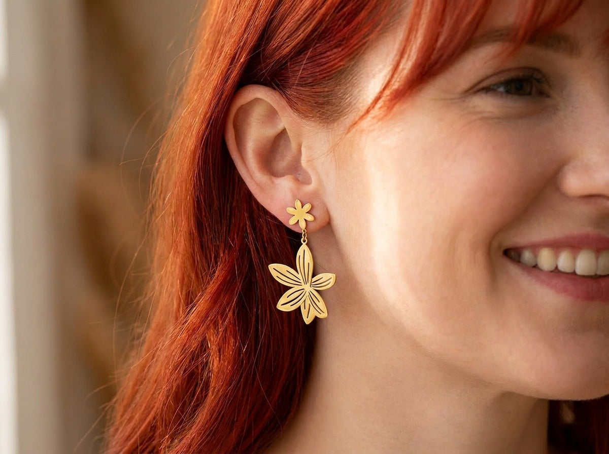 Boucles d'oreilles dorées fleurs Flore portées