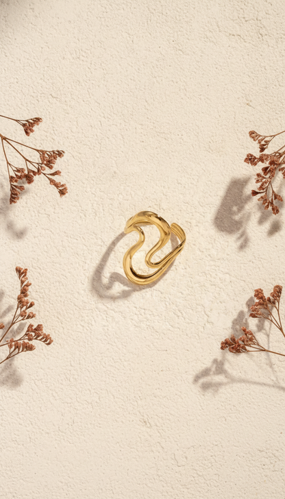 Détail de la bague dorée Amphitrite, acier inoxydable hypoallergénique