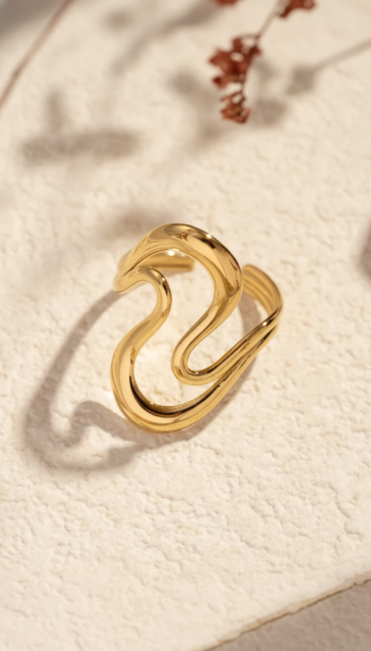 Bague Amphitrite dorée portée à la main, acier inoxydable Hatoria