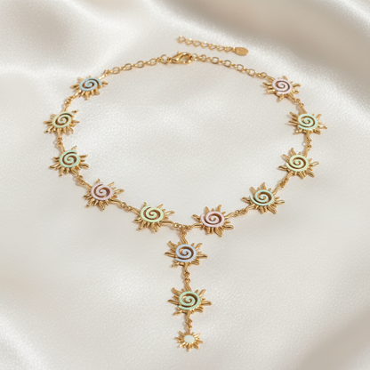 Collier Soleil émaillé multicolore porté au cou