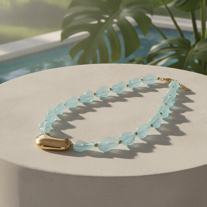 Collier doré Néréide perles bleu lagon porté au cou
